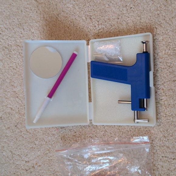 New! Professional steel ear and body piercing gun 72pcs studs kit set - Picture 8 of 9